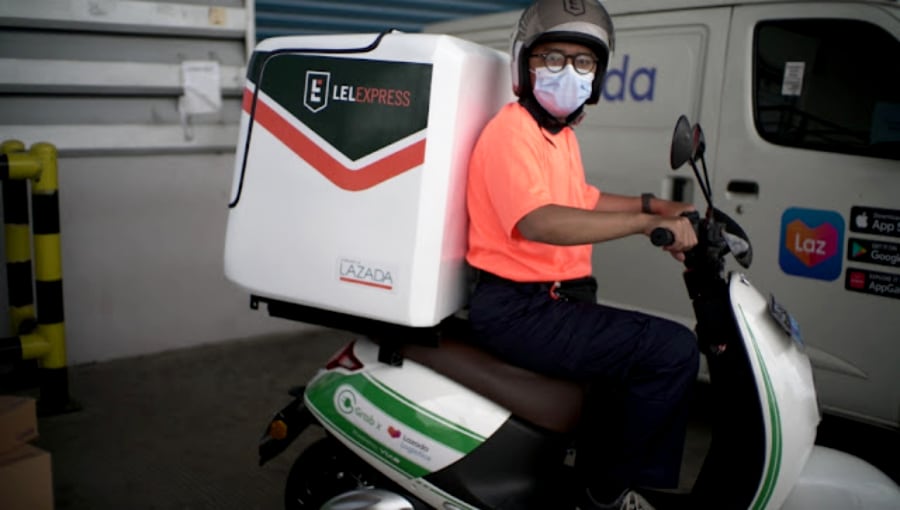 Kurir Lazada siap untuk mengantar paket